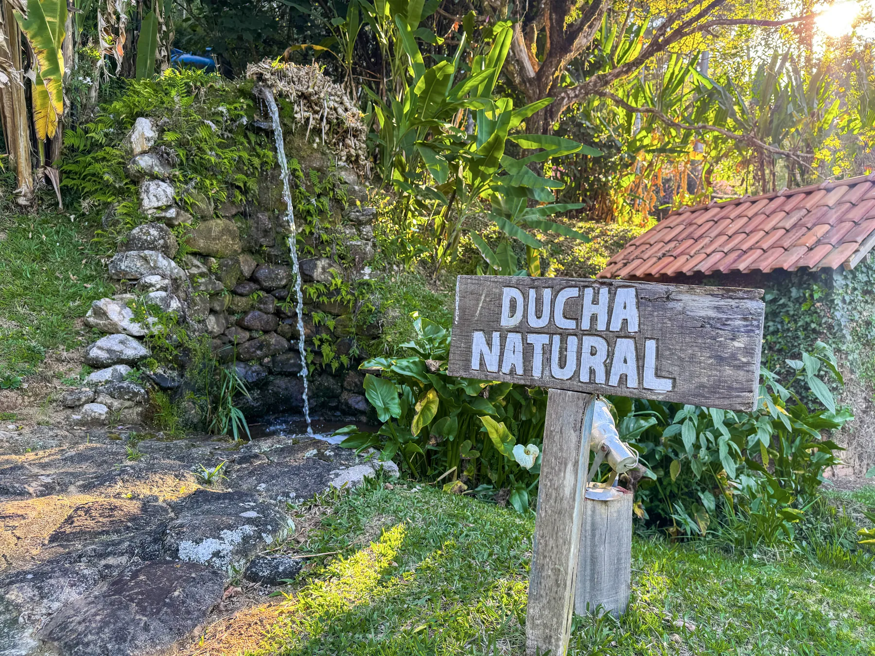Ducha natural da Pousada Trem das Cores