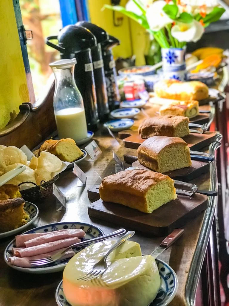 Bolos, pães e queijos servidos no café da manhã