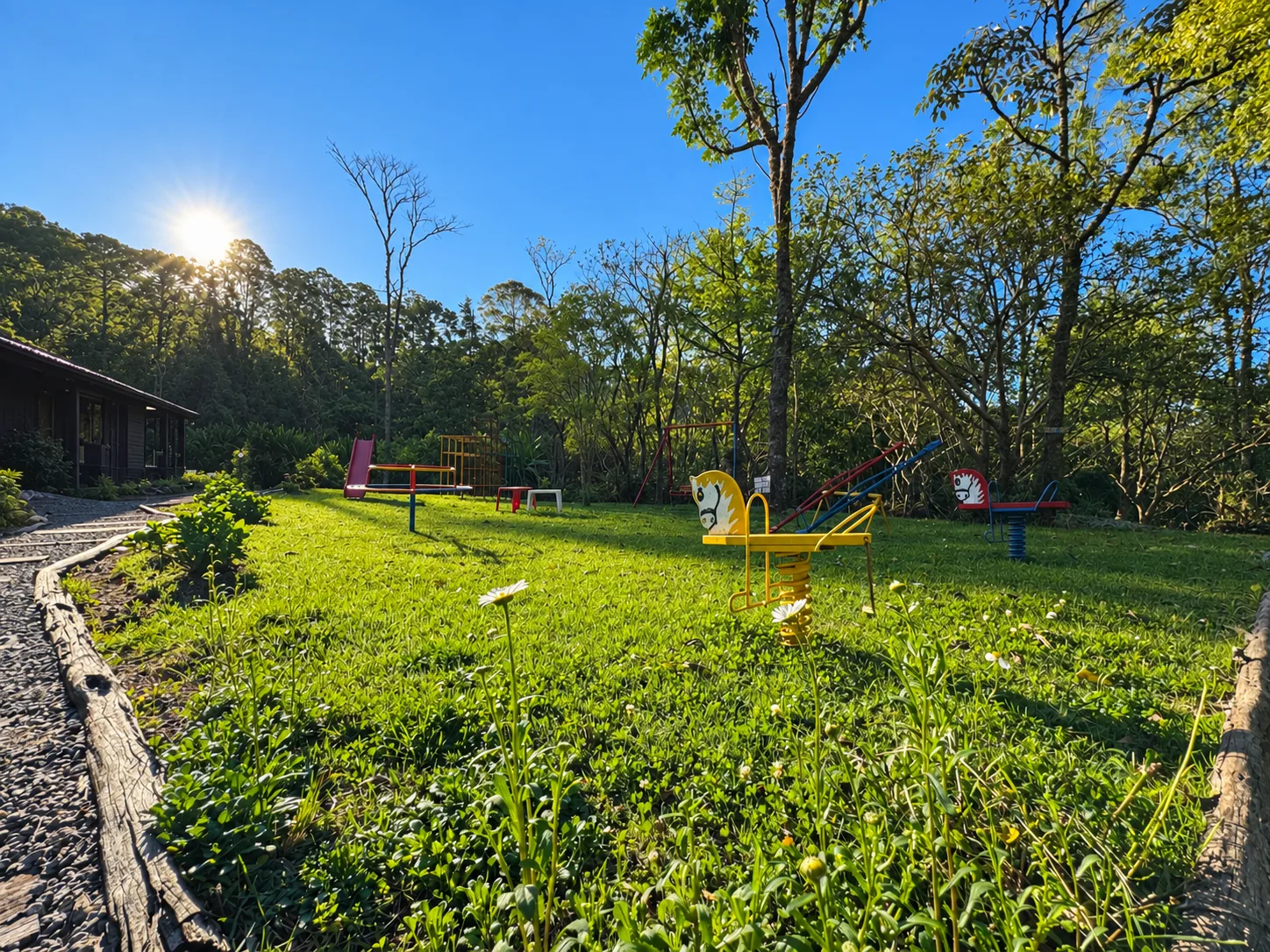 Brinquedos ao ar livre e jardim do parquinho ao entardecer