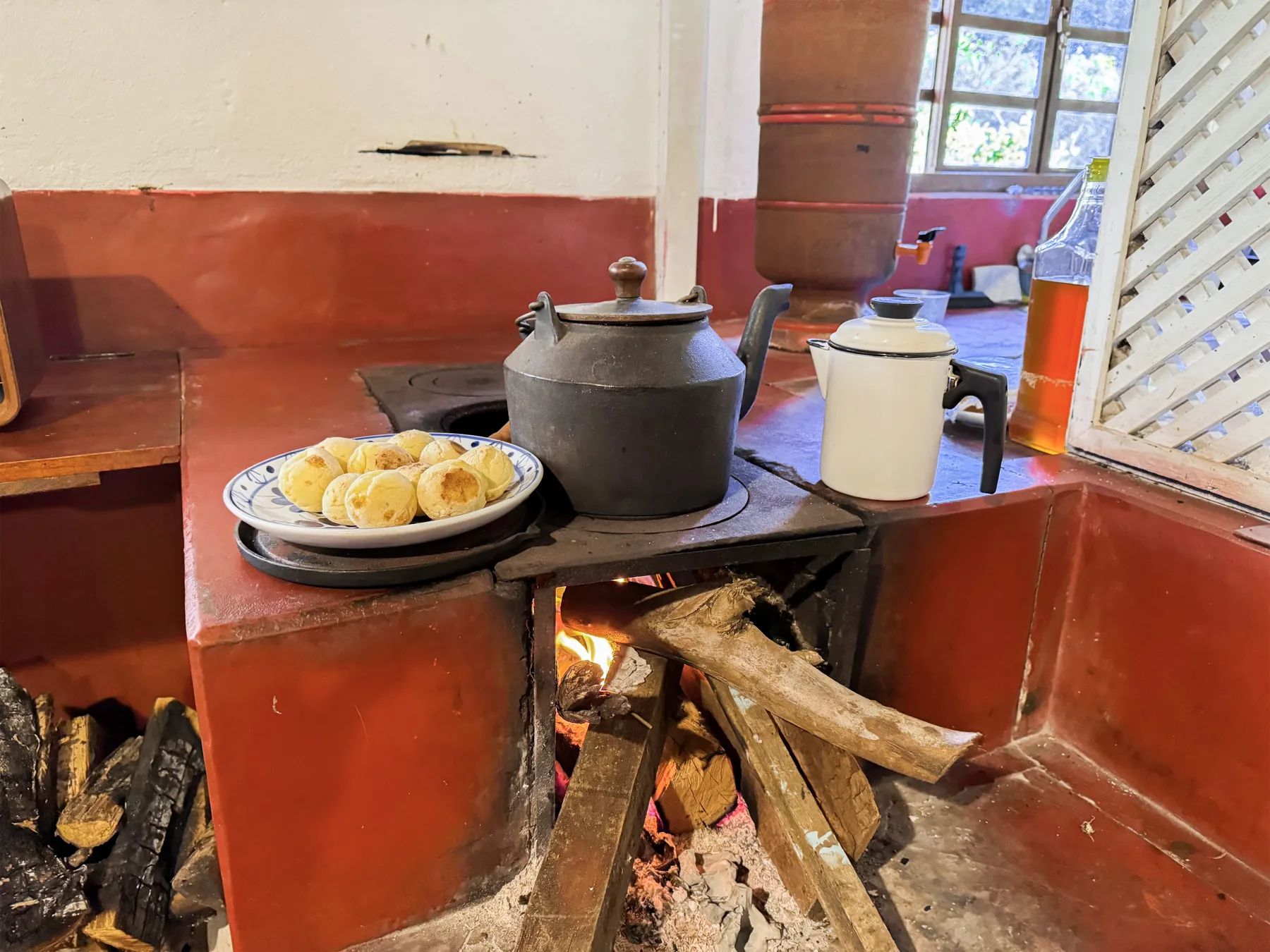 Fogão a lenha e sabores da roça no casarão mineiro