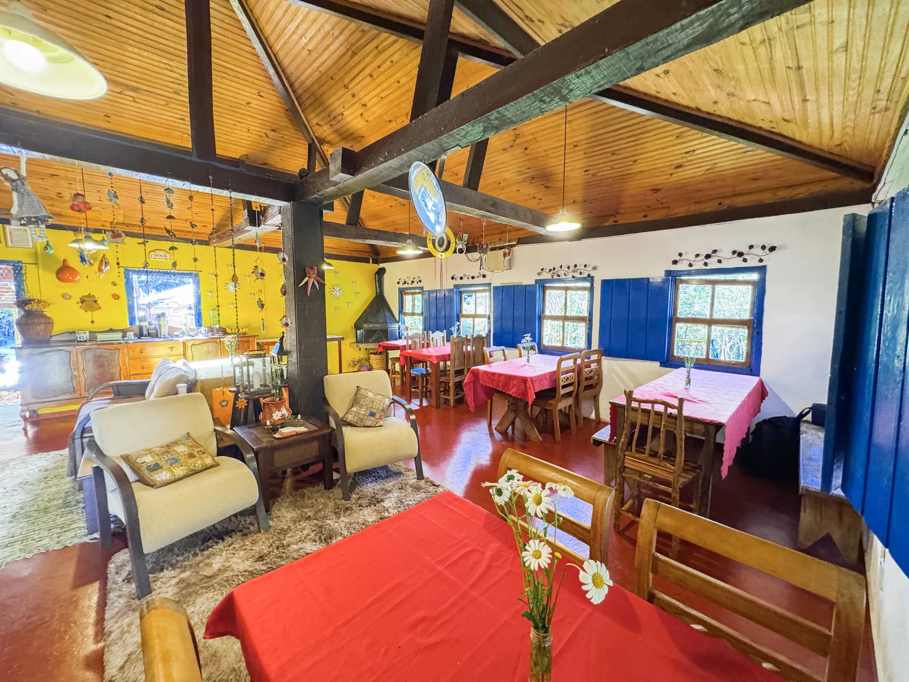 Interior do casarão da pousada, com móveis e objetos da cultura mineira