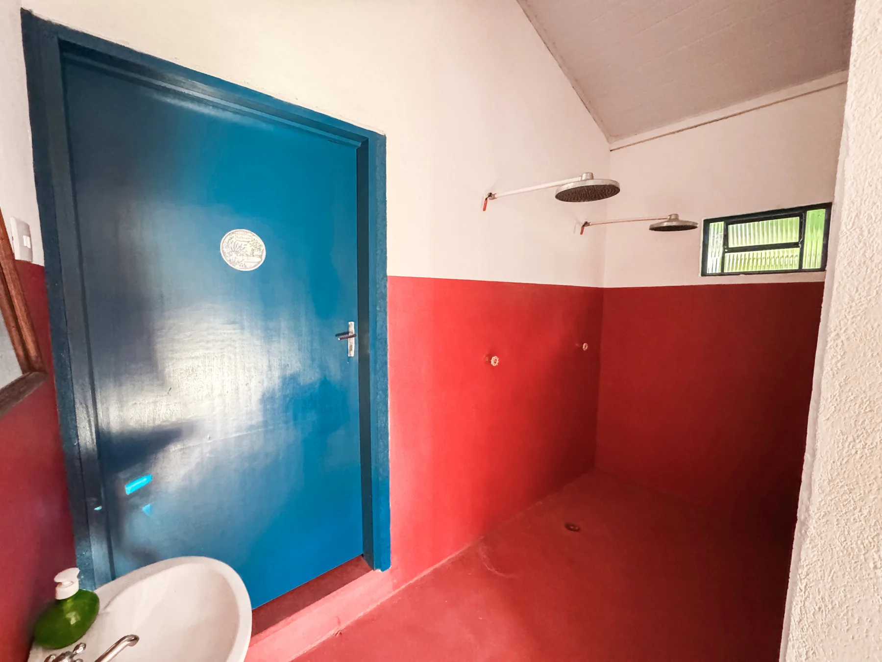 Ducha e área de apoio das saunas